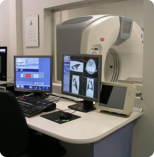Sala TAC veterinaria con tomografo e postazione di refertazione